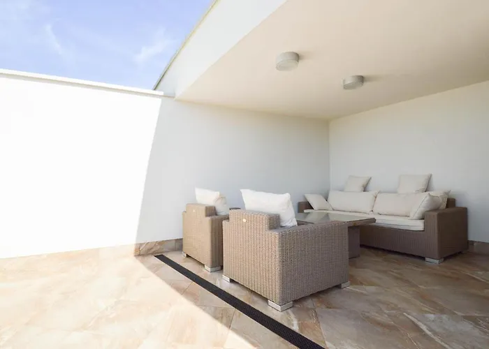 1 Bedroom Awesome In Apartment *